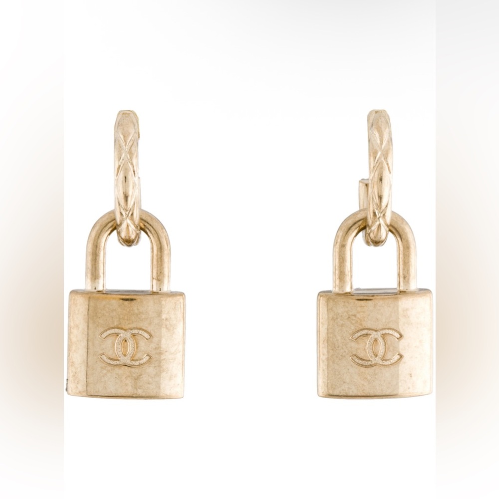 👑 Chanel Gold Metal CC Padlock Earrings, 2022 - Picture 2 of 9